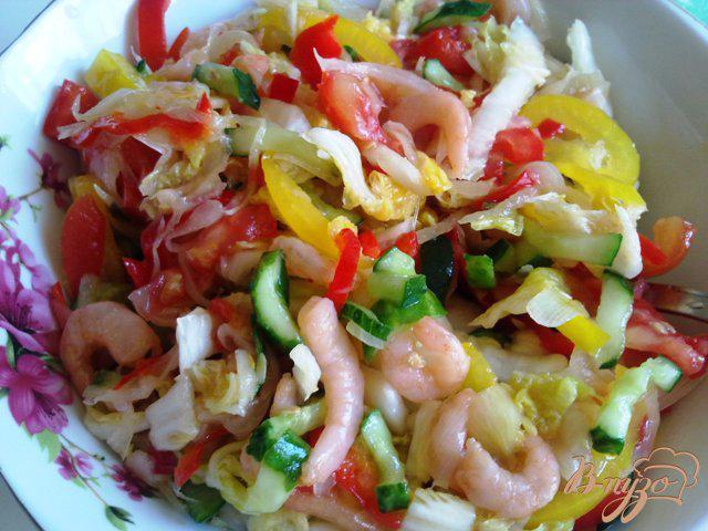 Фото приготовление рецепта: Овощной салат с креветками шаг №8
