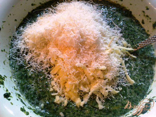 Фото приготовление рецепта: Омлет со шпинатом и пармезаном. шаг №3
