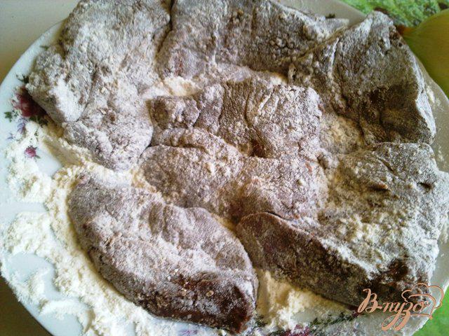 Фото приготовление рецепта: Говяжья печень с луковым соусом шаг №4