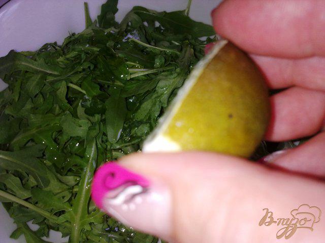 Фото приготовление рецепта: Салат с рукколой, голубым сыром и помидорами чер шаг №3
