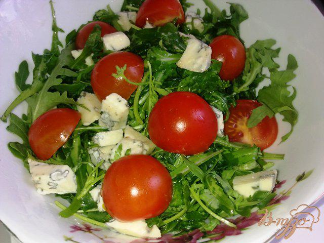 Фото приготовление рецепта: Салат с рукколой, голубым сыром и помидорами чер шаг №6