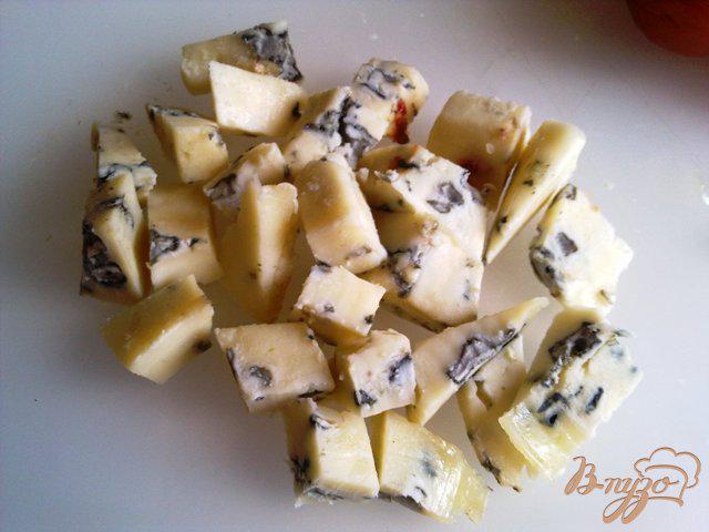 Фото приготовление рецепта: Салат  с рукколой, голубым сыром и помидорами чер шаг №4