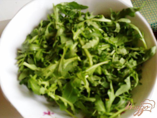 Фото приготовление рецепта: Салат с рукколой, голубым сыром и помидорами чер шаг №1