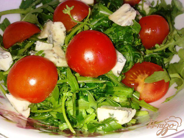 Фото приготовление рецепта: Салат с рукколой, голубым сыром и помидорами чер шаг №7