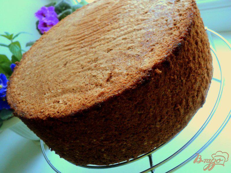 Фото приготовление рецепта: Шоколадный бисквитный торт шаг №6