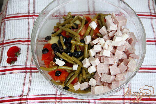 Фото приготовление рецепта: Картофельный салат с зелёной фасолью, маслинами и помидорами шаг №5