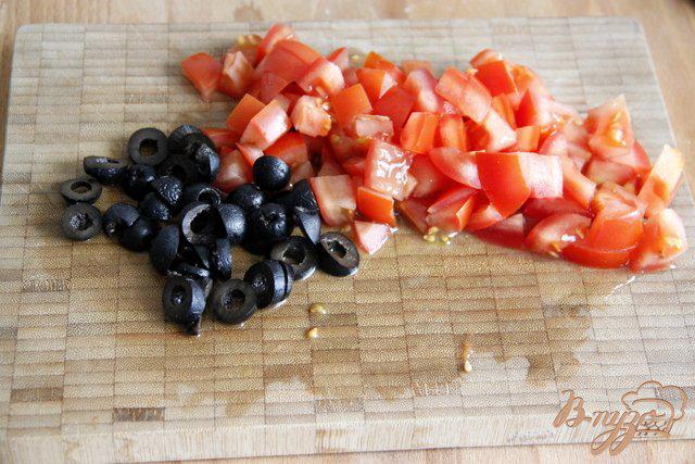 Фото приготовление рецепта: Картофельный салат с зелёной фасолью, маслинами и помидорами шаг №4
