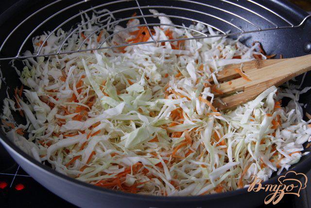 Фото приготовление рецепта: Куриное филе с молодой капустой стир-фрай шаг №4