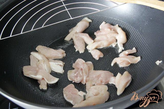 Фото приготовление рецепта: Куриное филе с молодой капустой стир-фрай шаг №3
