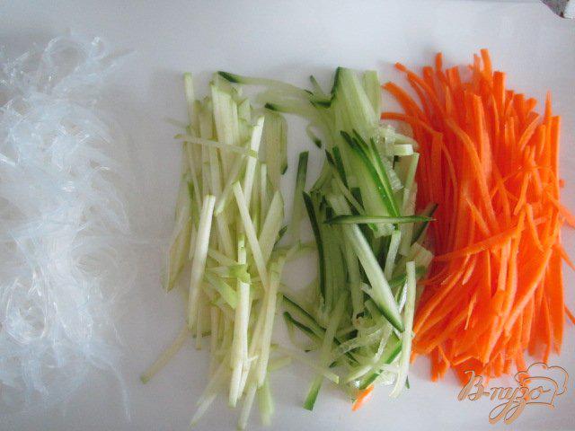 Фото приготовление рецепта: Рисовые роллы с овощами и крабовым мясом шаг №3