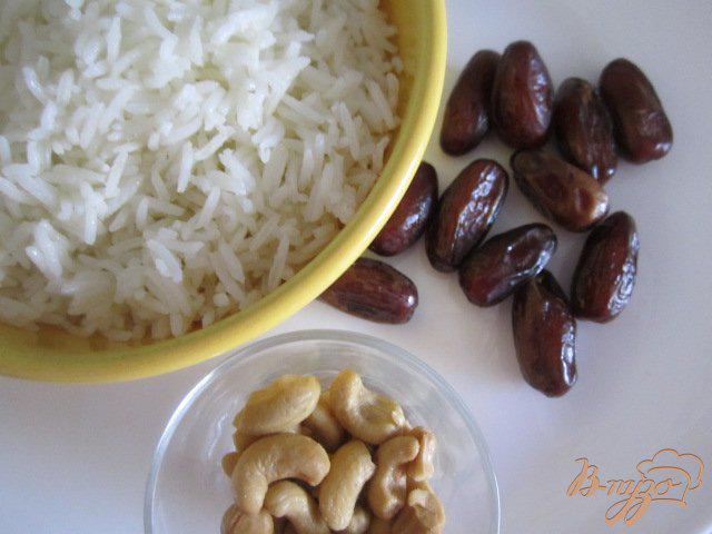 Фото приготовление рецепта: Рисовый гарнир с финиками и орешками шаг №1