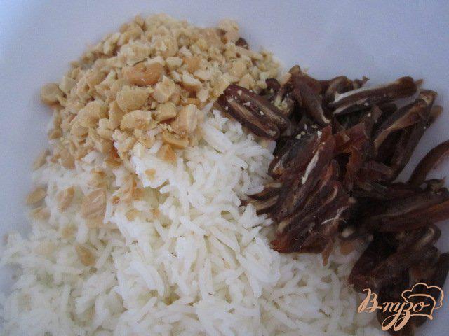 Фото приготовление рецепта: Рисовый гарнир с финиками и орешками шаг №3