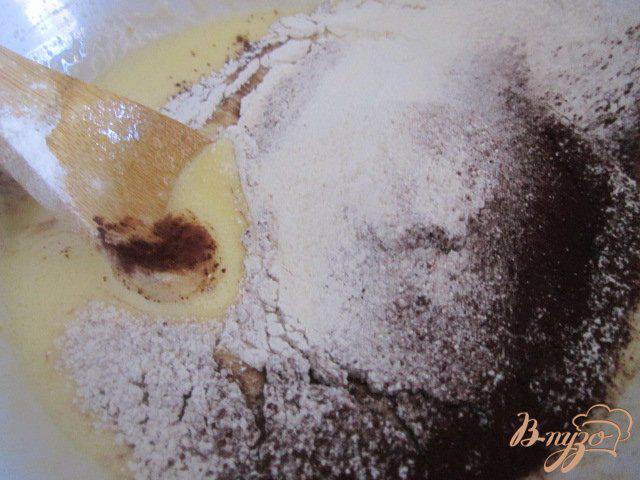 Фото приготовление рецепта: Шоколадный кекс с маршмеллоу шаг №3