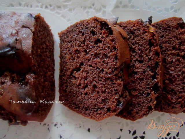 Фото приготовление рецепта: Шоколадный кекс с маршмеллоу шаг №8