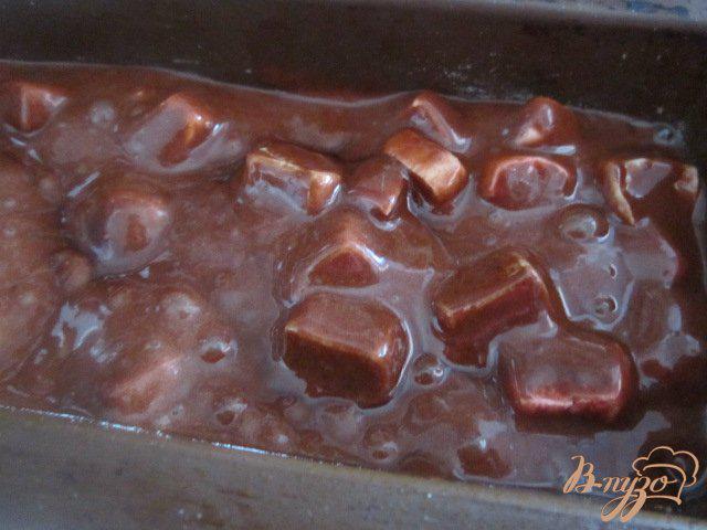 Фото приготовление рецепта: Шоколадный кекс с маршмеллоу шаг №6