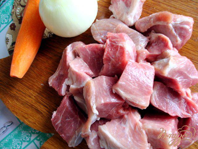 Фото приготовление рецепта: Мясо тушёное с овощами шаг №1