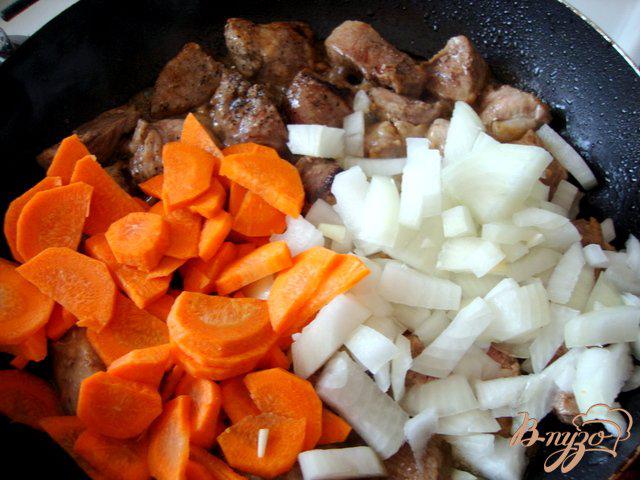 Фото приготовление рецепта: Мясо тушёное с овощами шаг №3