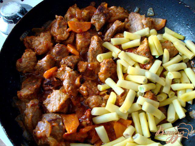 Фото приготовление рецепта: Мясо тушёное с овощами шаг №5