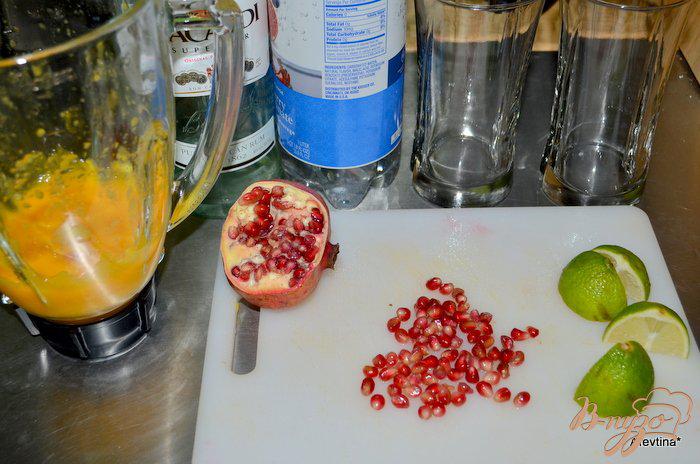 Фото приготовление рецепта: Коктейль с манго и гранатом шаг №1