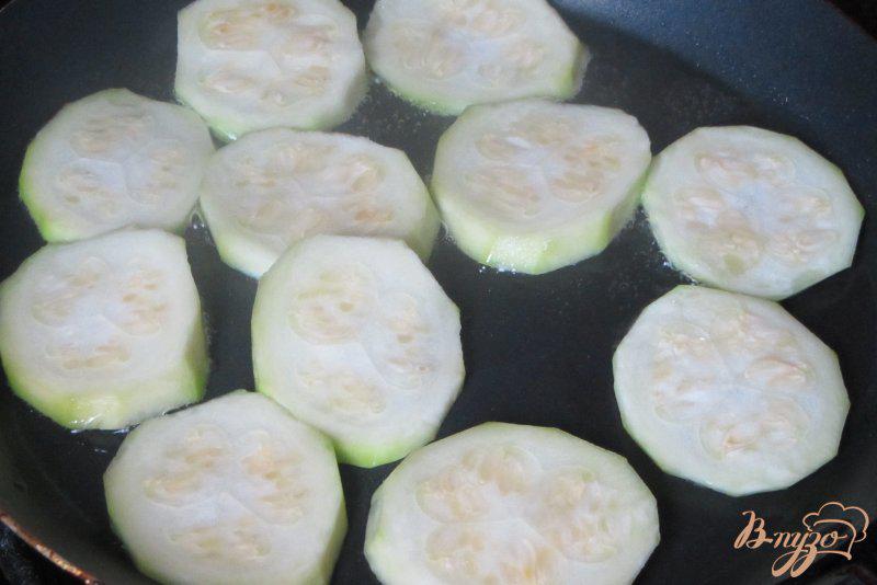 Фото приготовление рецепта: Картофель с кабачками под сметанным соусом. шаг №3