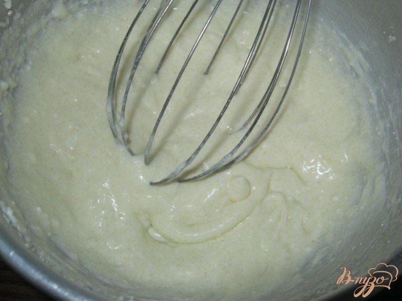 Фото приготовление рецепта: Творожный пирог с абрикосами шаг №4