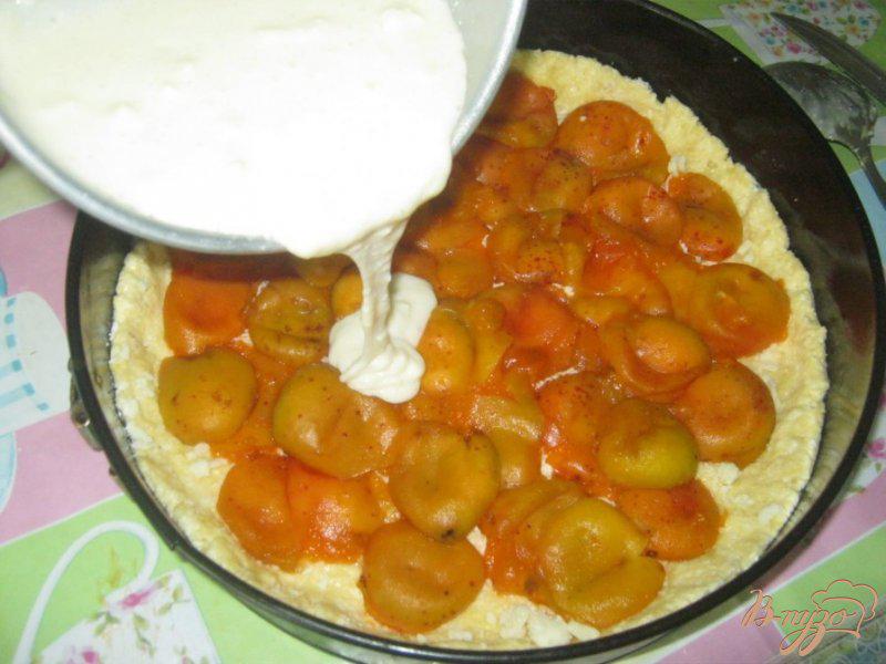 Фото приготовление рецепта: Творожный пирог с абрикосами шаг №6