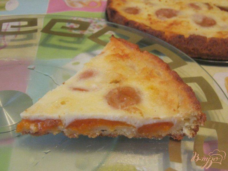 Фото приготовление рецепта: Творожный пирог с абрикосами шаг №7