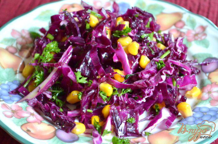 Фото приготовление рецепта: Салат с красной капустой и кукурузой шаг №4