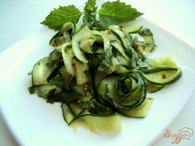 Фото приготовление рецепта: Салат с огурцами и базиликом шаг №4