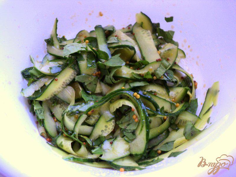 Фото приготовление рецепта: Салат с огурцами и базиликом шаг №3