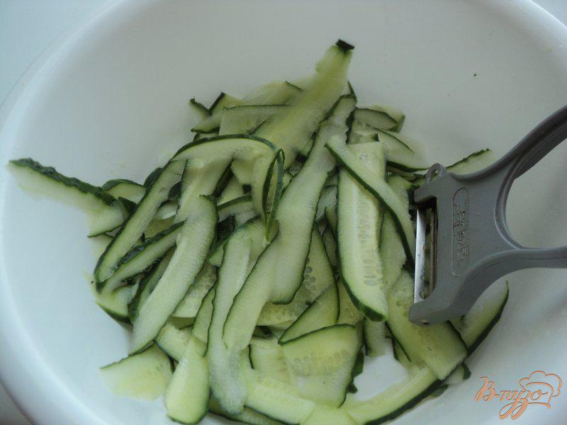 Фото приготовление рецепта: Салат с огурцами и базиликом шаг №1