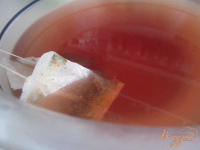 Фото приготовление рецепта: Чайная настойка с грушей и персиками шаг №3