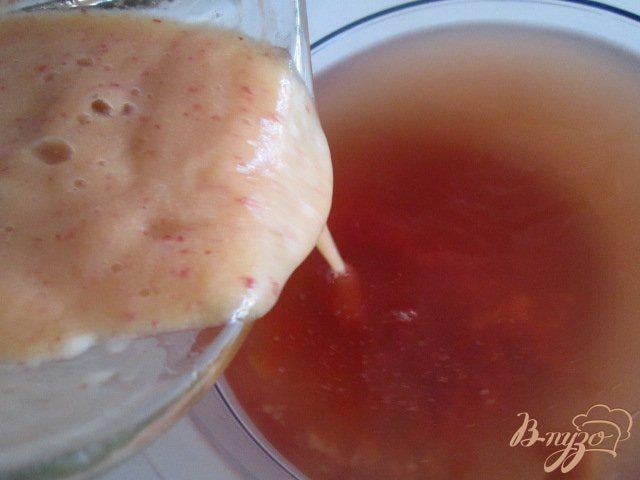Фото приготовление рецепта: Чайная настойка с грушей и персиками шаг №5