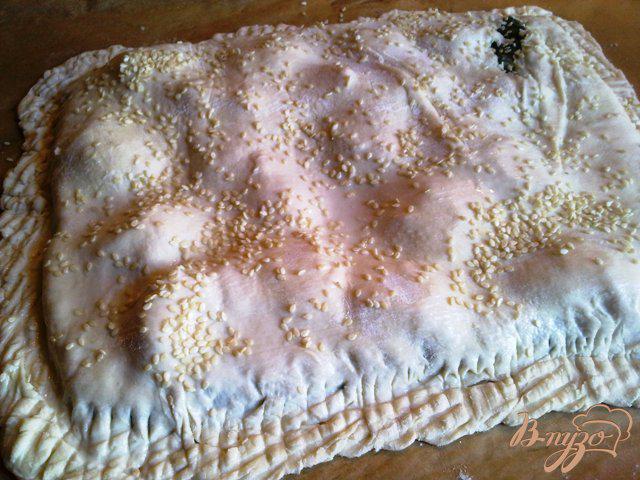 Фото приготовление рецепта: Пирог со шпинатом и сыром камамбер шаг №10