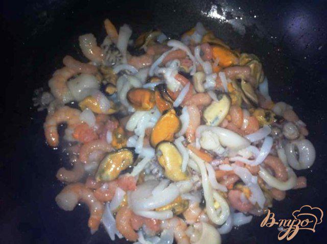 Фото приготовление рецепта: Рис с морепродуктами шаг №3