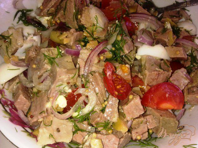 Фото приготовление рецепта: Салат с говядиной и оливками шаг №12