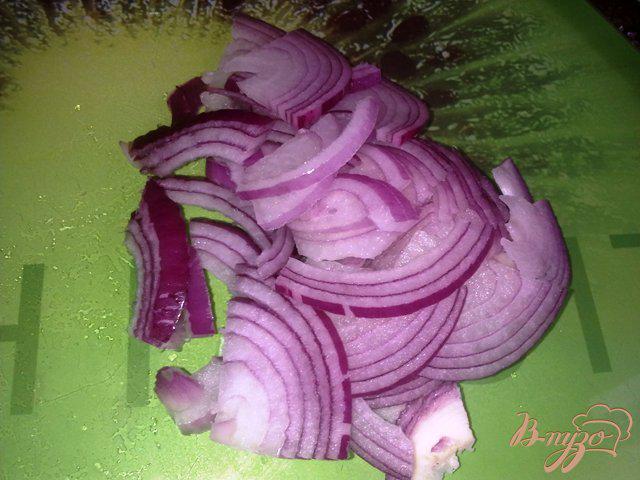 Фото приготовление рецепта: Салат с говядиной и оливками шаг №2