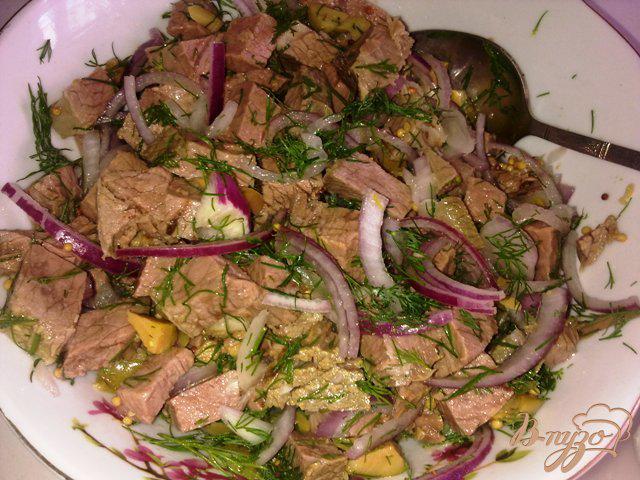 Фото приготовление рецепта: Салат с говядиной и оливками шаг №10