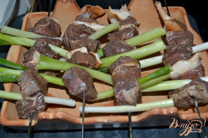 Фото приготовление рецепта: Шашлык с грибами шиитаке и зеленым луком шаг №5