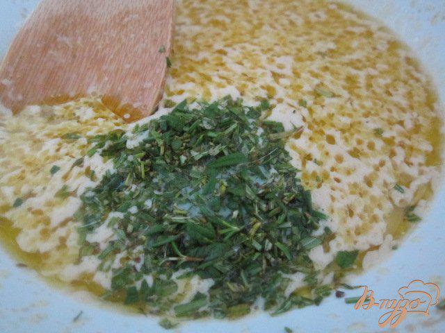 Фото приготовление рецепта: Фугасс с розмарином и оливками шаг №2