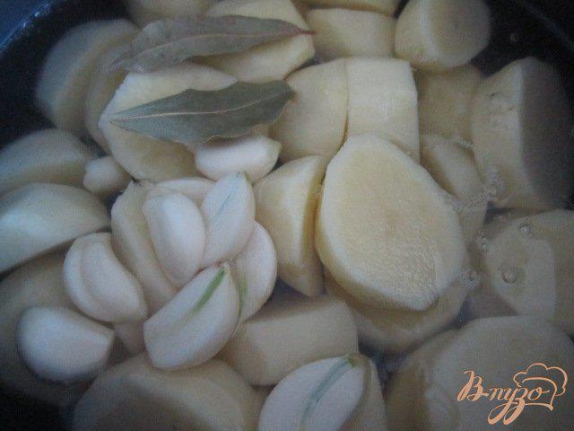 Фото приготовление рецепта: Давленый картофель с горчицей и чесноком шаг №2