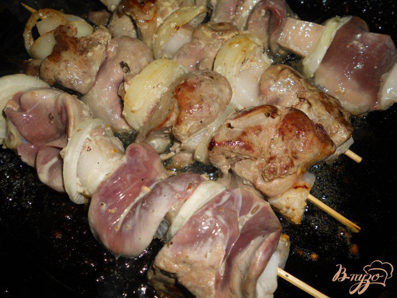 Фото приготовление рецепта: Шашлык на сковороде из куриной печени шаг №5