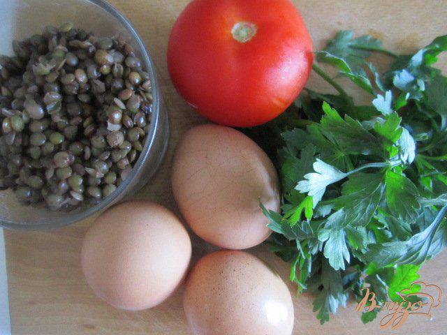 Фото приготовление рецепта: Омлет-болтанка с чечевицей и томатом шаг №1