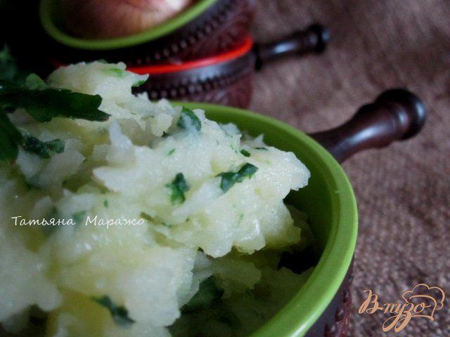 Фото приготовление рецепта: Давленый картофель с луком и шпинатом шаг №5