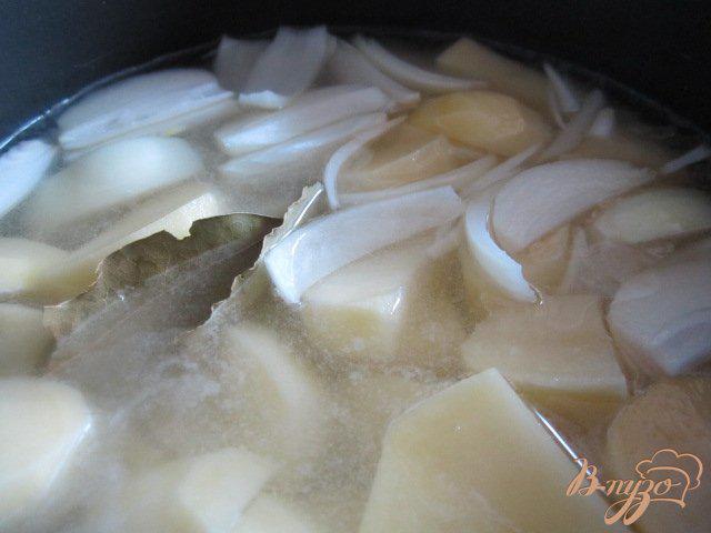 Фото приготовление рецепта: Давленый картофель с луком и шпинатом шаг №2
