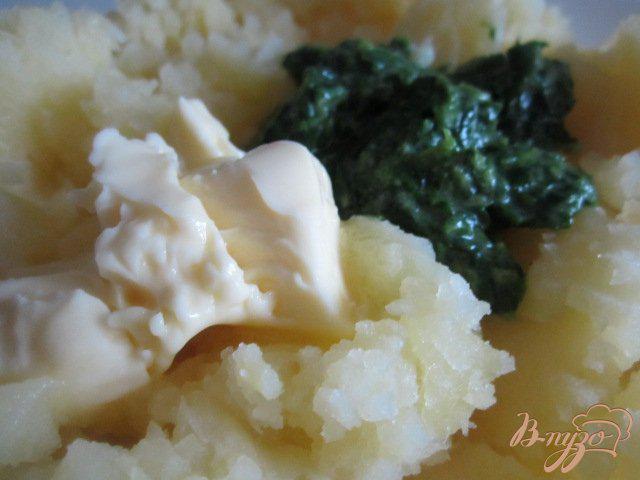 Фото приготовление рецепта: Давленый картофель с луком и шпинатом шаг №4