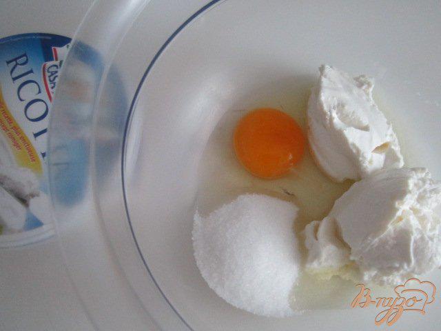 Фото приготовление рецепта: Тарталетки с персиками и рикоттой шаг №2