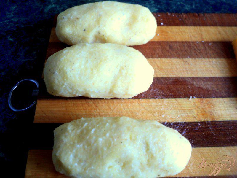 Фото приготовление рецепта: Картофельные пирожки с сыром шаг №3