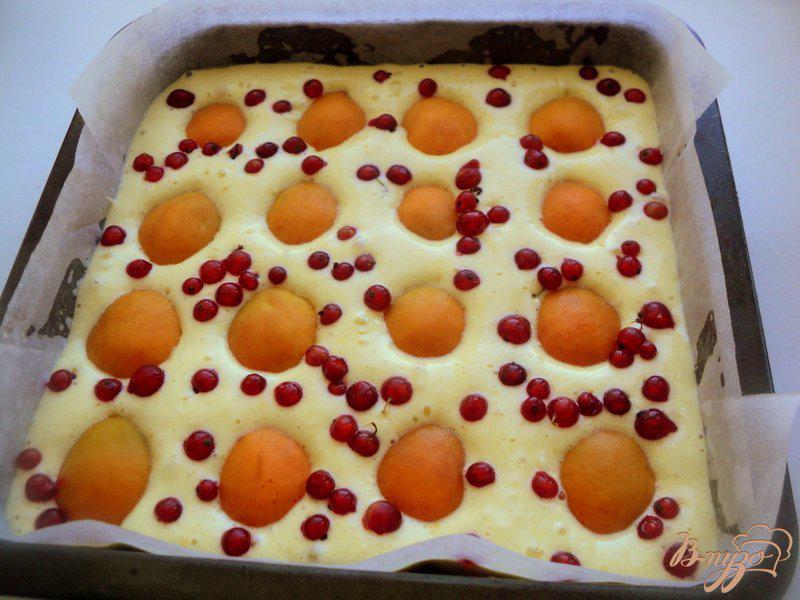 Фото приготовление рецепта: Пирог с абрикосами шаг №3