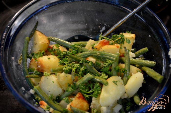 Фото приготовление рецепта: Запеченный картофель с зеленой фасолью шаг №3